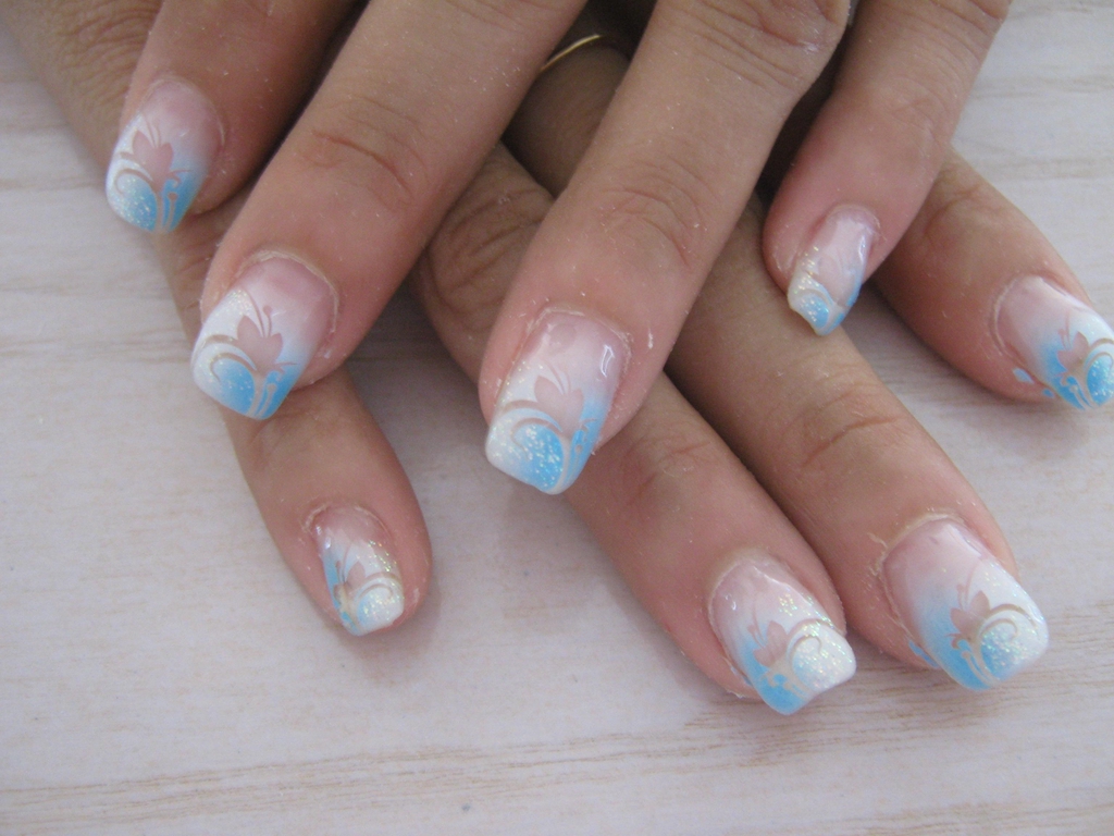 Nailart airbrush en négatif dégradé blanc et bleu