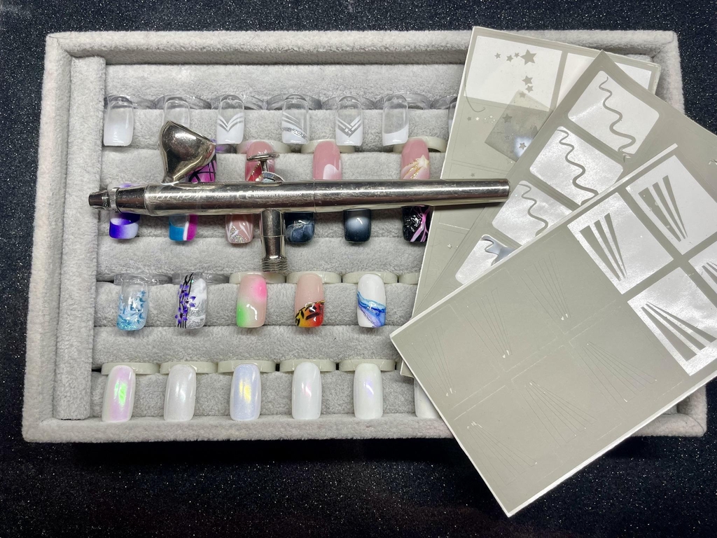 Plongez dans un tourbillon de créativité avec nos pochoirs et accessoires d'airbrush ! Laissez-vous inspirer par notre collection variée de motifs et d'outils de qualité professionnelle, conçus pour vous aider à créer des designs époustouflants en un instant. Que vous soyez un artiste chevronné ou un amateur passionné, explorez notre gamme et libérez votre imagination. Faites de chaque ongle une œuvre d'art avec facilité et précision. Découvrez le pouvoir de l'airbrush et laissez votre créativité s'envoler 