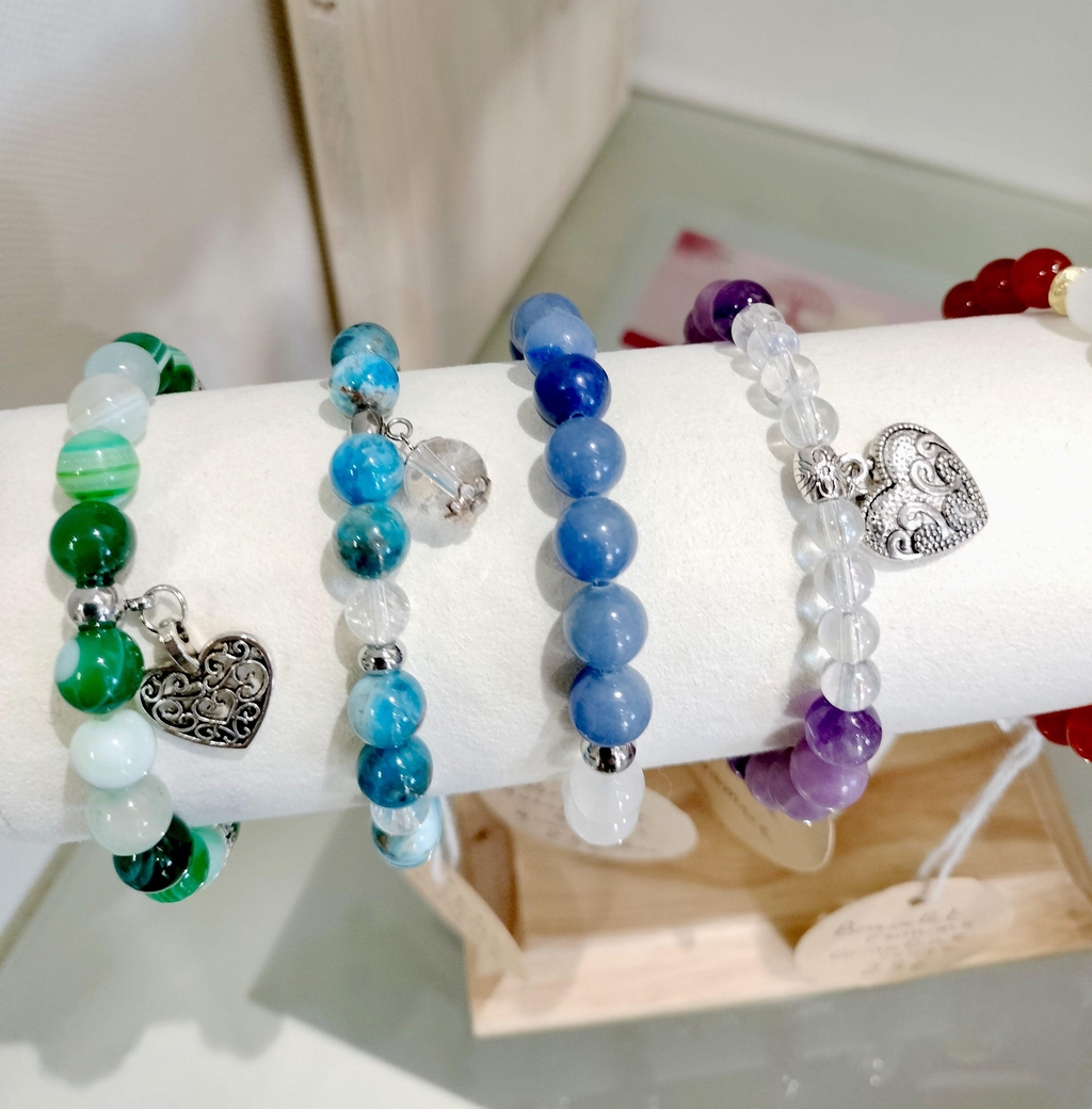 bannière avec bracelets en pierre naturelle  