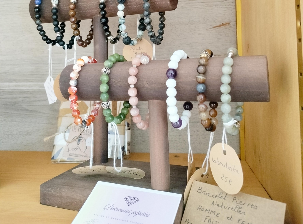 bannière avec 6 bracelets en pierre naturelle  