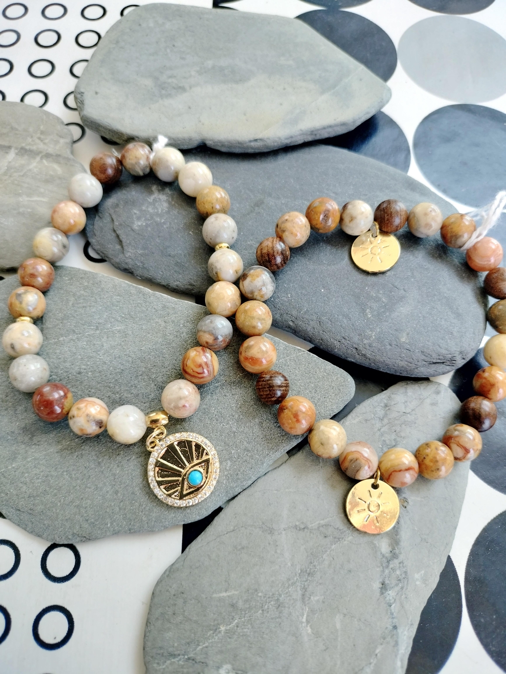 Photo montage avec plusieurs compositions faites avec des gemmes naturelles