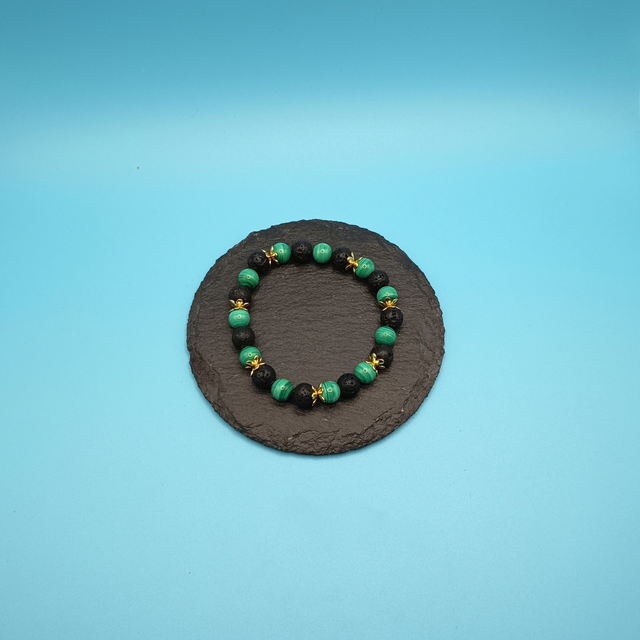 Flamme de Gaïa, un bracelet en pierres naturelles associant la Malachite et la Pierre de Lave, une alliance intense et authentique inspirée par la force de la Terre.