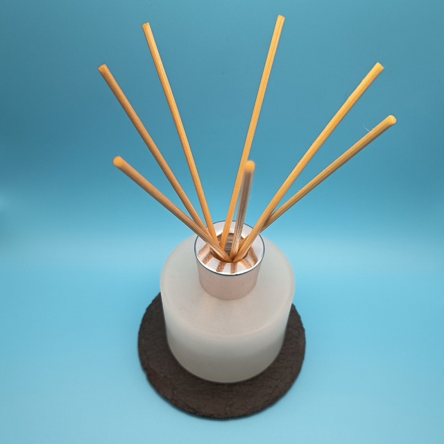 Diffuseur à bâtonnets, une fragrance douce, qui enveloppe votre intérieur d'une agréable sensation de bien-être.