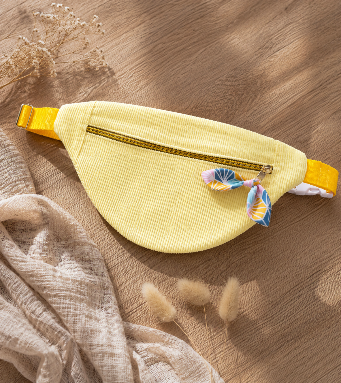 Sac banane jaune pastel en velours côtelé avec fermeture dorée et doublure colorée - Les Schnipettes By Sayv