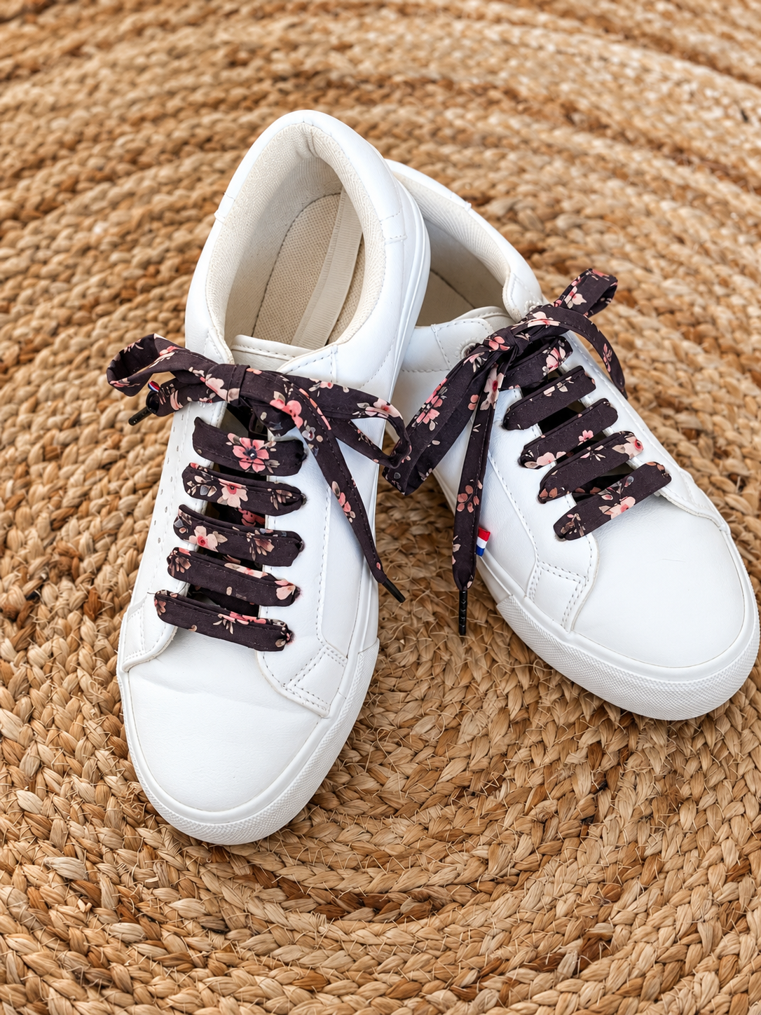 Accessoires pour baskets faits main : lacets en tissu fleuri et personnalisations artisanales Les Schnipettes By Sayv
