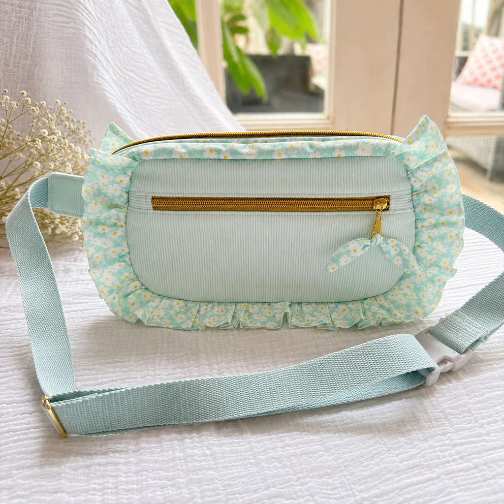 Sac banane femme vert d’eau en velours côtelé avec volants fleuris marguerites et fermeture éclair dorée