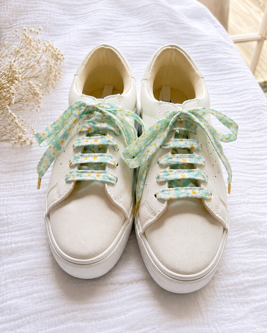 Accessoires pour baskets faits main : lacets en tissu fleuri et personnalisations artisanales Les Schnipettes By Sayv