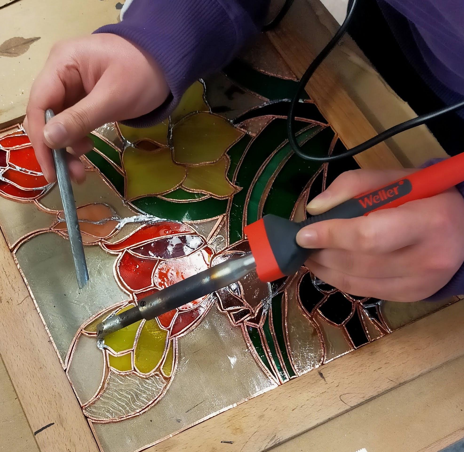 Si vous vous posez des questions sur les différentes techniques de fabrication du vitrail, je vous propose une immersion dans cet artisanat d'art en réalisant vous même un premier vitrail. Plongez-vous dans la création et la mise en œuvre d'un vitrail, en appliquant les techniques ancestrales, toujours en cours des anciens maîtres verriers.