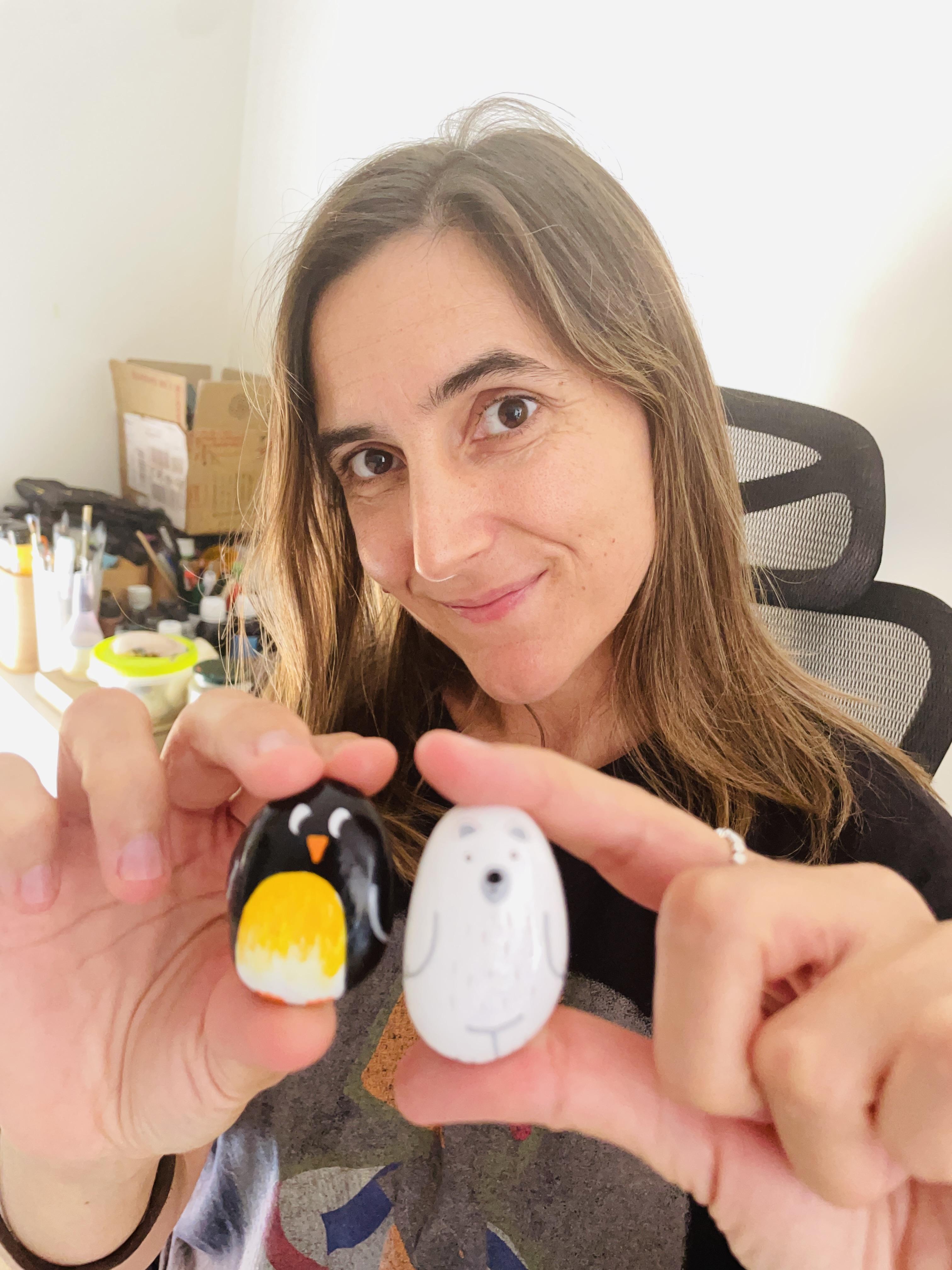 Nádia Pauleta com pedras pintadas de urso polar e pinguim
