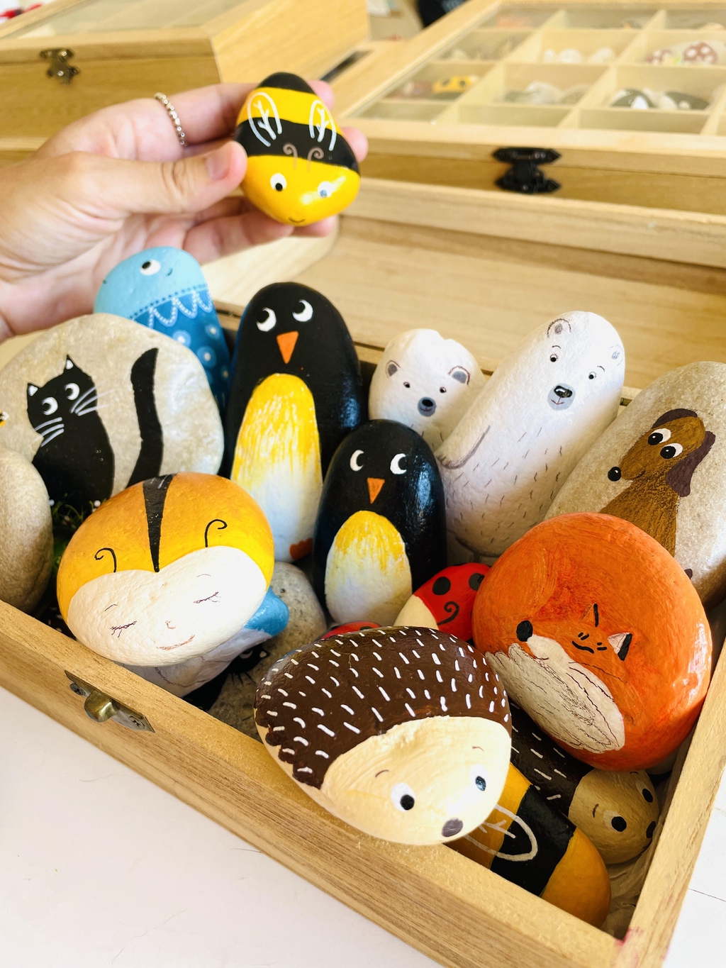 Pedras pintadas com ilustrações de animais.