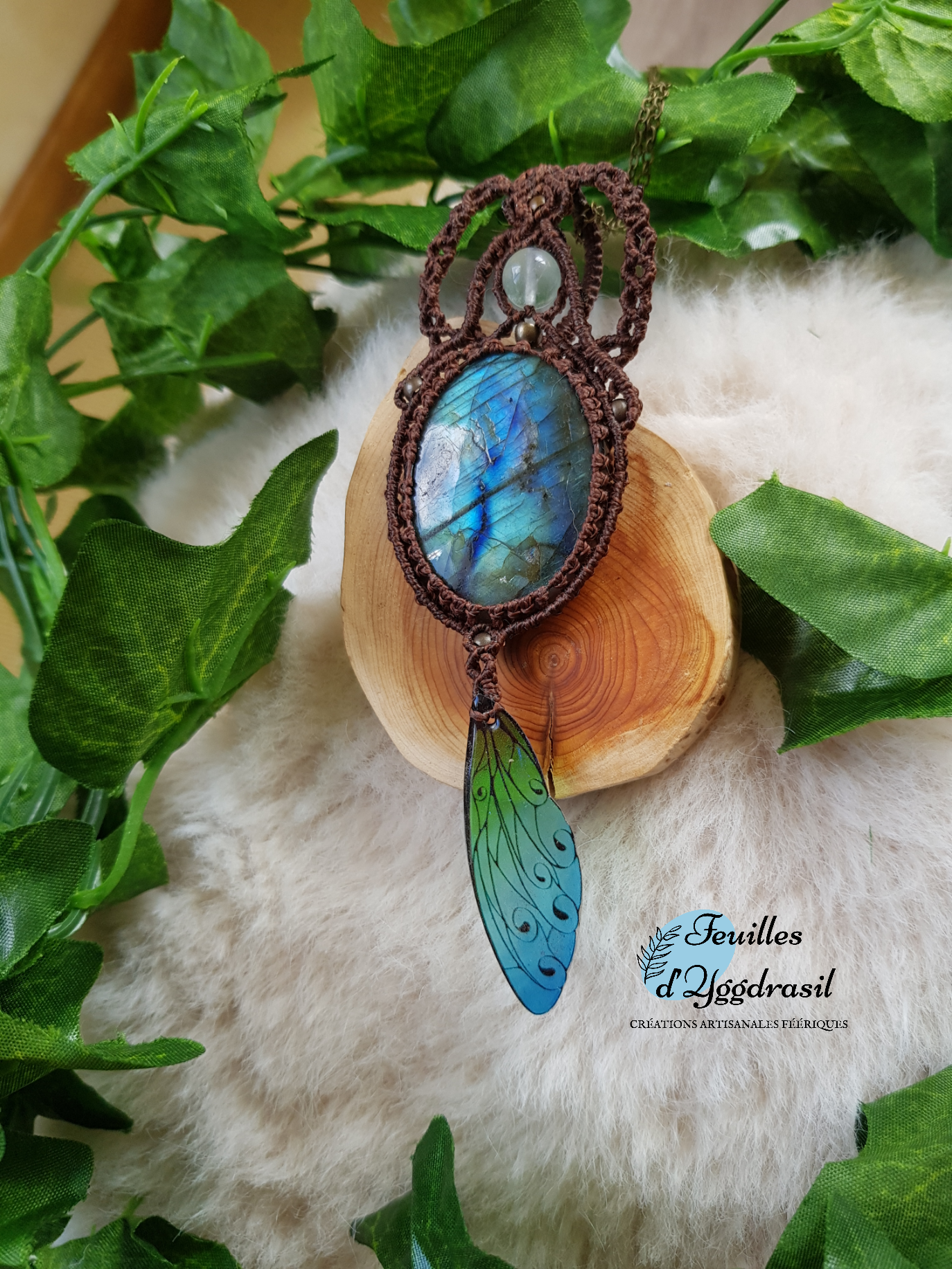 Bienvenu dans mon Univers, je suis Feuilles d'Yggdrasil. Artisant Vivant à Grenoble qui aime jouer avec la matière pour en faire de l'art. Je crée des bijoux d'inspiration elfique et féériques à partir de divers matériaux. J'utilise en majorité le macramé avec des pierres naturelles et j'ajoute selon les pièces des bois précieux recyclés, du cuir recyclé des métaux comme du laiton et de l'argent 925, des coquillages.... Je t'invite à découvrir mon Univers magique qui n'attend que toi sous forme de bracelets, colliers, pendentifs, portes-clefs et autres merveilles