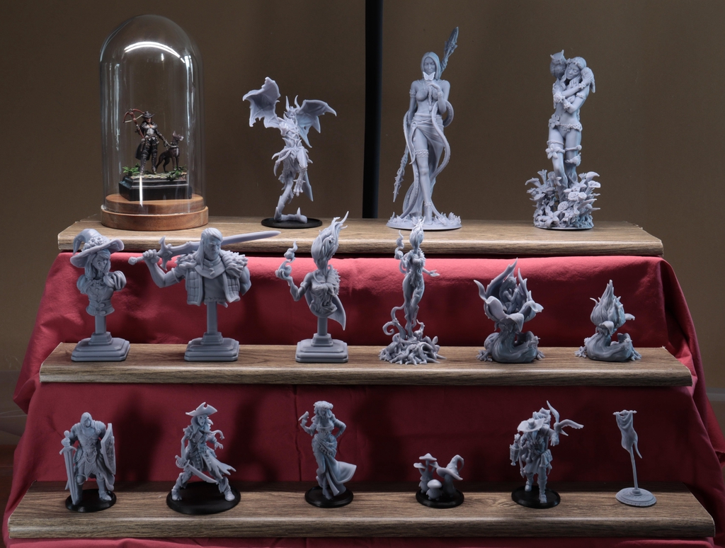 Présentoir en escalier sur le quel est disposé des figurines en impression 3D