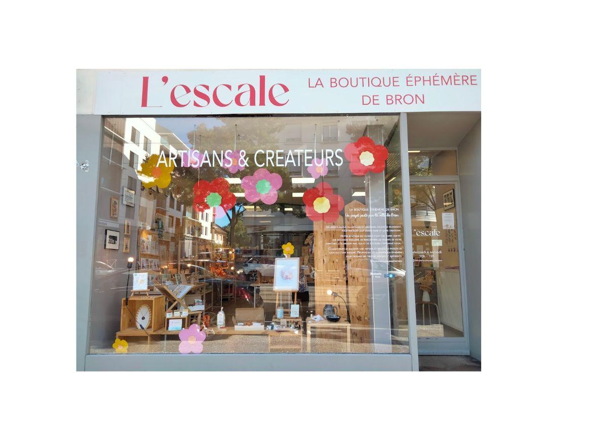 Vitrine de la boutique éphémère L'Escale à Bron, près de Lyon