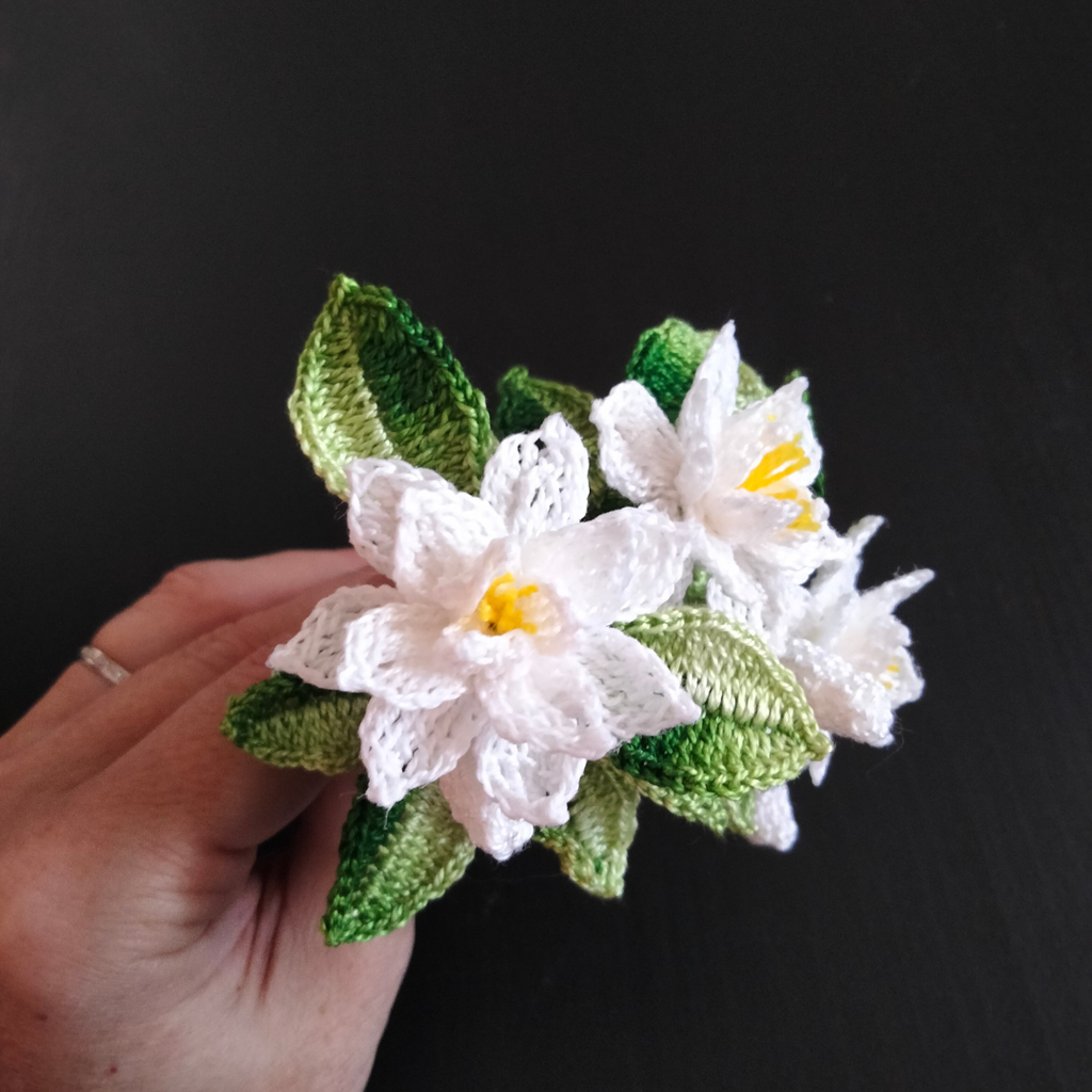 Bouquet de fleurs crocheté à la main avec du coton perlé