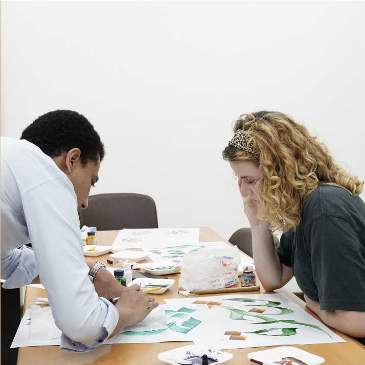 Le calligraphe Mamoud Mostafa enseigne la calligraphie arabe à l'université arabe du Caire. Une étudiante apprend la calligraphie moderne. 