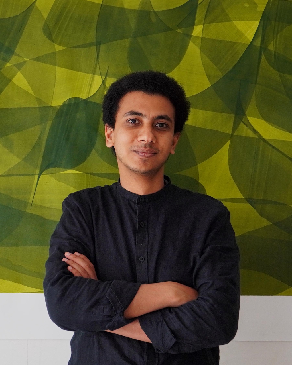 A la Cité internationale des arts, l'artiste calligraphe égyptien Mahmoud Mostafa se tient debout devant une de ses toiles, une calligraphie contemporaine.