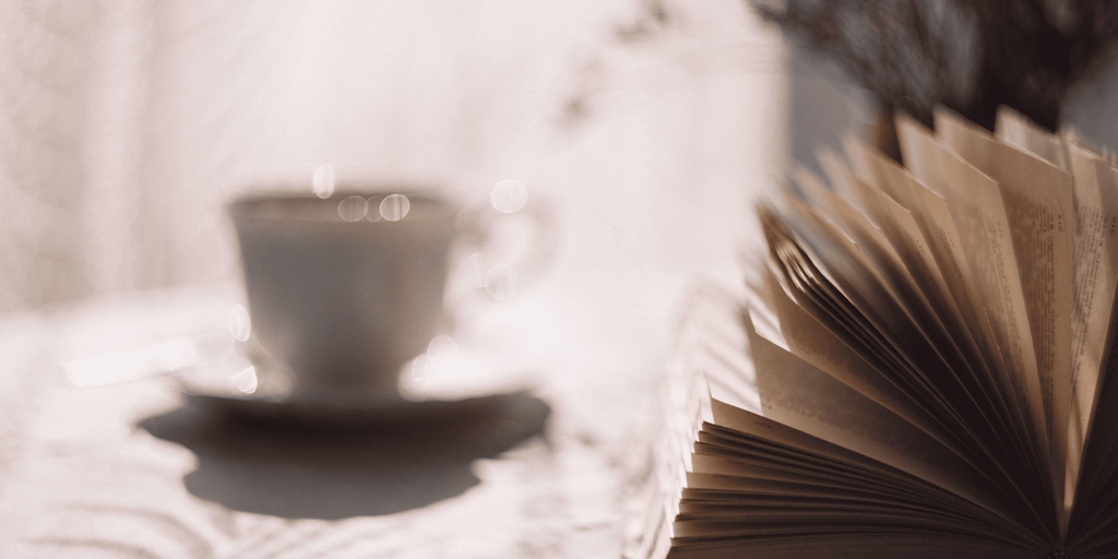 Fond rose - boutique officielle de la romancière Julie Altinoglu.