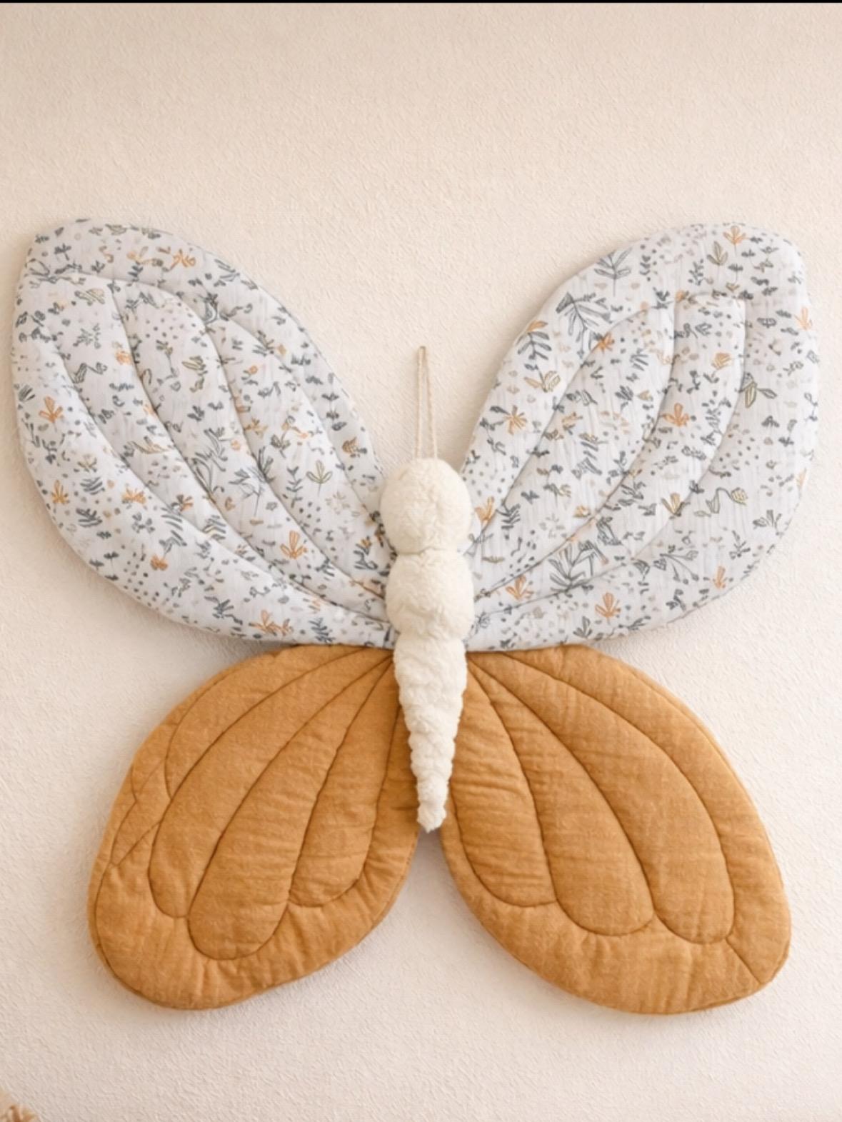 Papillon confectionné dans de la double gaze objets de décoration accroché mur chambre d'enfants