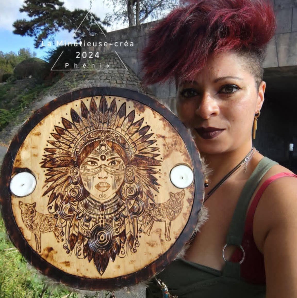 Je m'appelle Rébecca, maman de deux enfants.
Je suis passionnée depuis petite par l'art, le dessin et la danse.

J'adore travailler sur le bois avec minutie, la technique de la Pyrogravure, le chantournage bois essentiellement...

J'apprends tout en autodidacte. Je réalise des créations libres et sur mesure sur le bois, résine et toile...

J'adore donner naissances aux projets de mes clients qui racontent leur histoire. 
Mes créations sont très variées Bijoux, décorations ...

 J'aime l'utile à l'agréable 