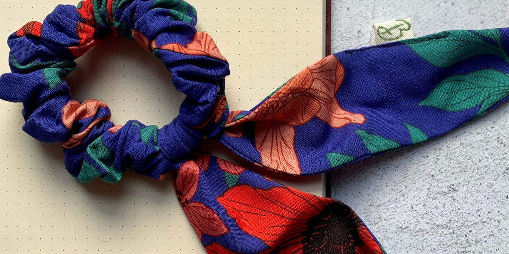 Foulchie bleu avec des fleurs rouges, roses et des feuilles