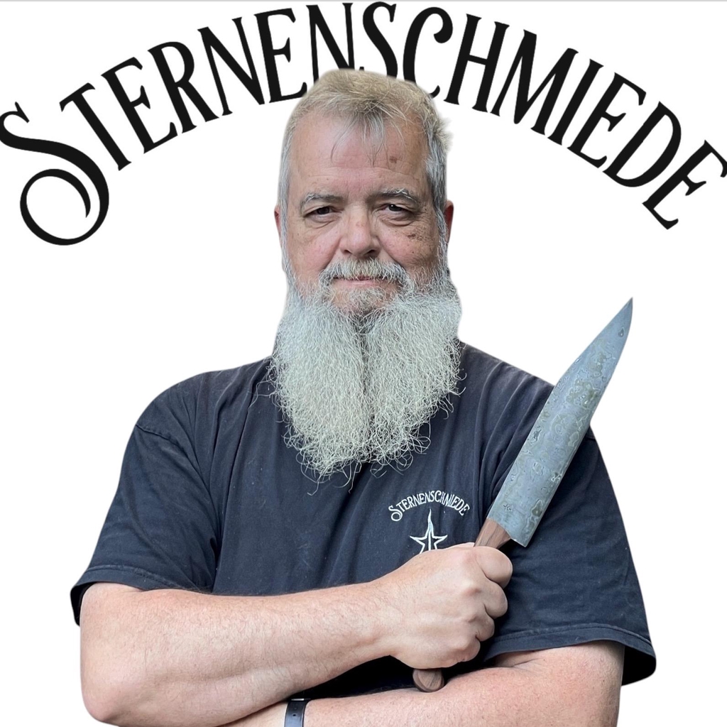 Heimat edler, handgeschmiedeter und einzigartiger Küchenmesser. Handgeschmiedete Küchenmesser als Unikate – Meisterstücke aus Österreich. Entdecke edle Klingen, besondere Materialien und echte Unikate.