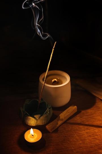 Transforme a energia do seu ambiente com nossos incensos naturais. Aromas puros de sândalo, lavanda, mirra e mais para meditação, relaxamento e limpeza espiritual. Encontre seu aroma ideal.