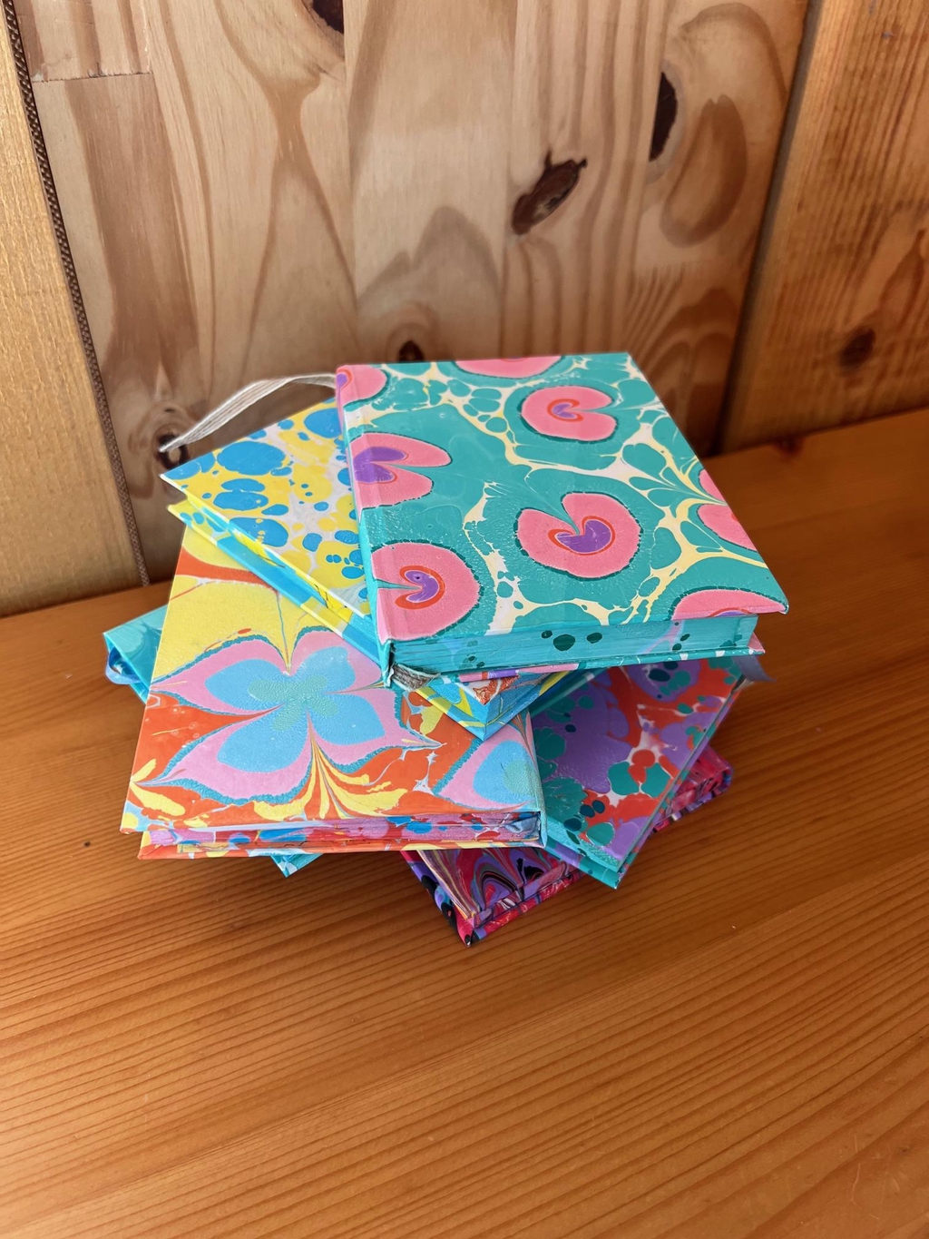 La couverture de ces carnets A6 est réalisée au moyen d'une technique qui s'inspire de l'ébru
