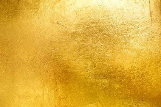 Oro 18kt si ottiene fondendo 75% di oro puro, 12,5% di rame e 12,5% di argento, creando una lega pregiata