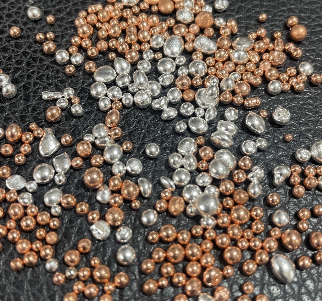 L'argento 925 è una lega composta da 92,5% di argento puro e 7,5% 