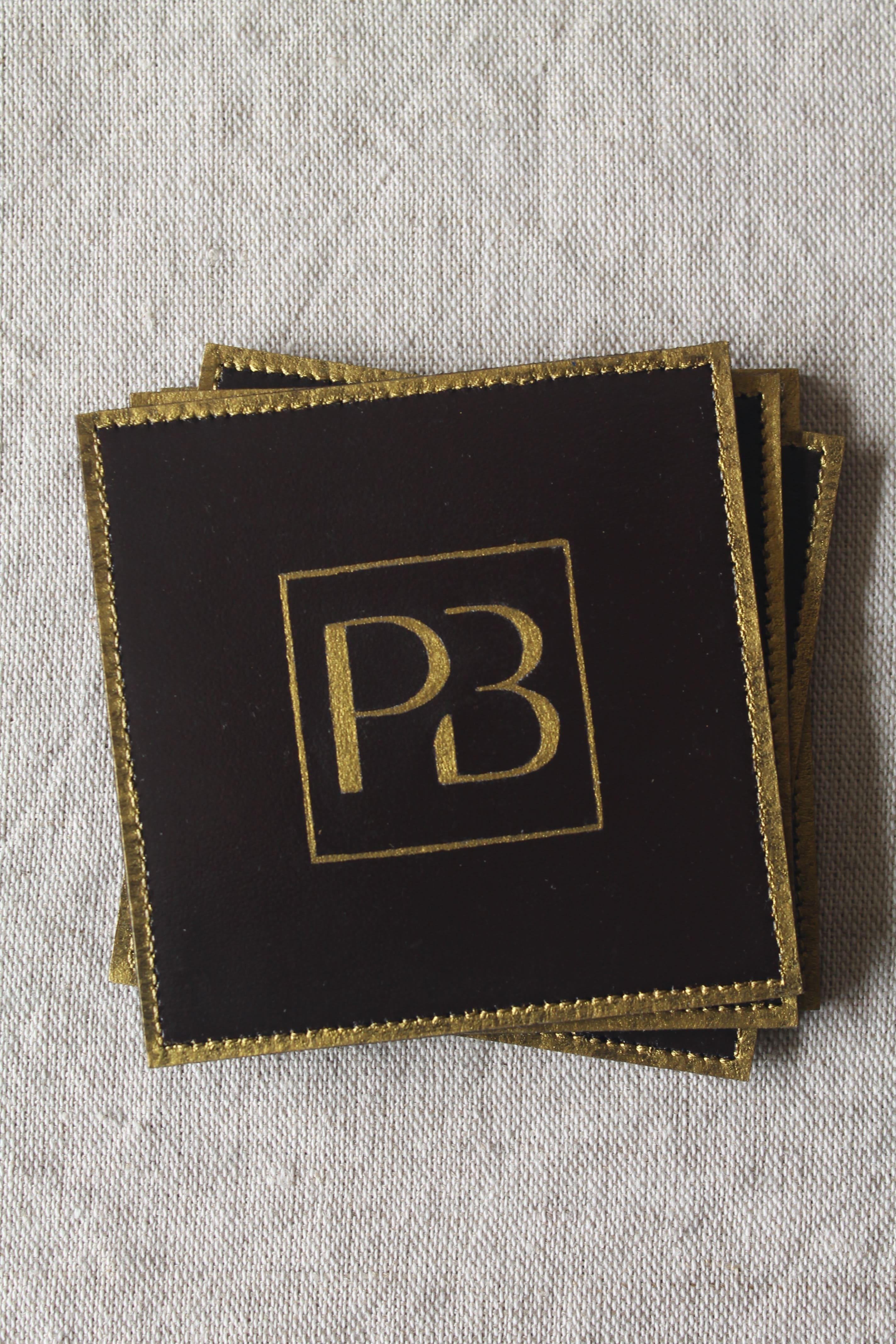 Dessous de verre personnalisés avec initiales dorées.