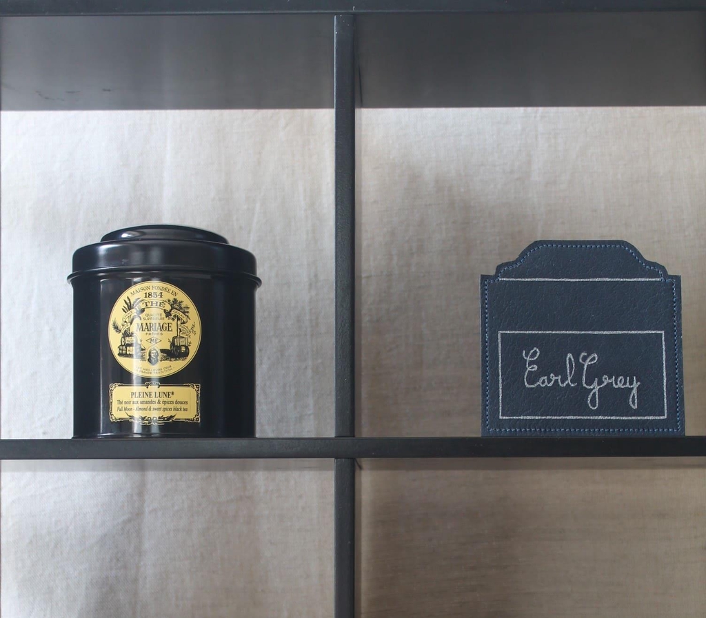 Dessous de verre "Boite à thé" en cuir chèvre grainé bleu marine.