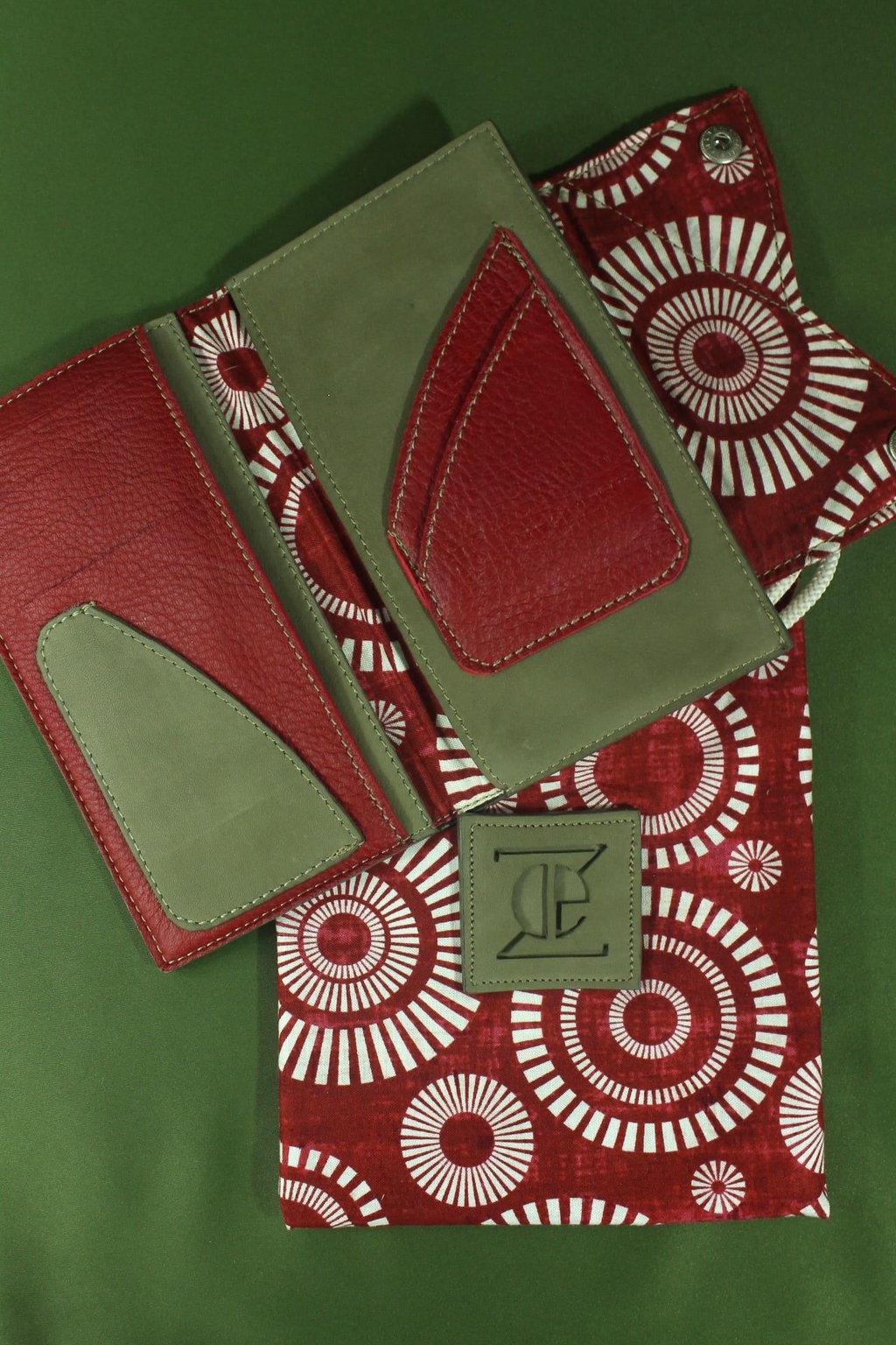 Portefeuille Femme en cuir bi-matière veau velours kaki et chèvre rouge.