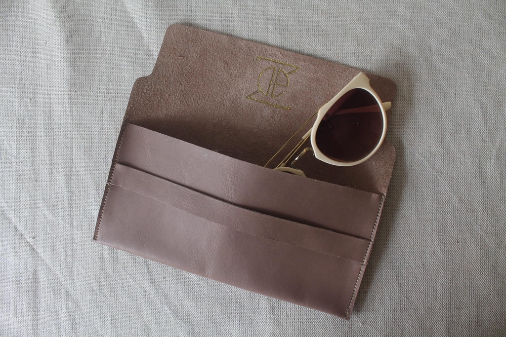 Etui à lunette en cuir vachette couleur marron glacé.