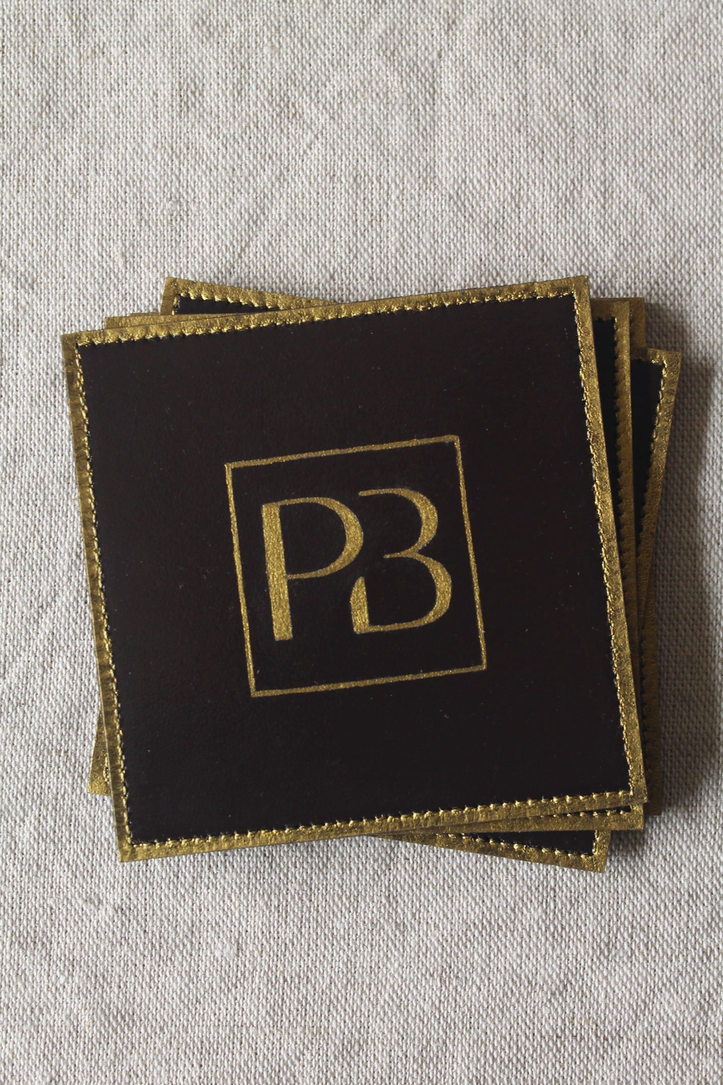 Dessous de verre personnalisés avec initiales dorées.