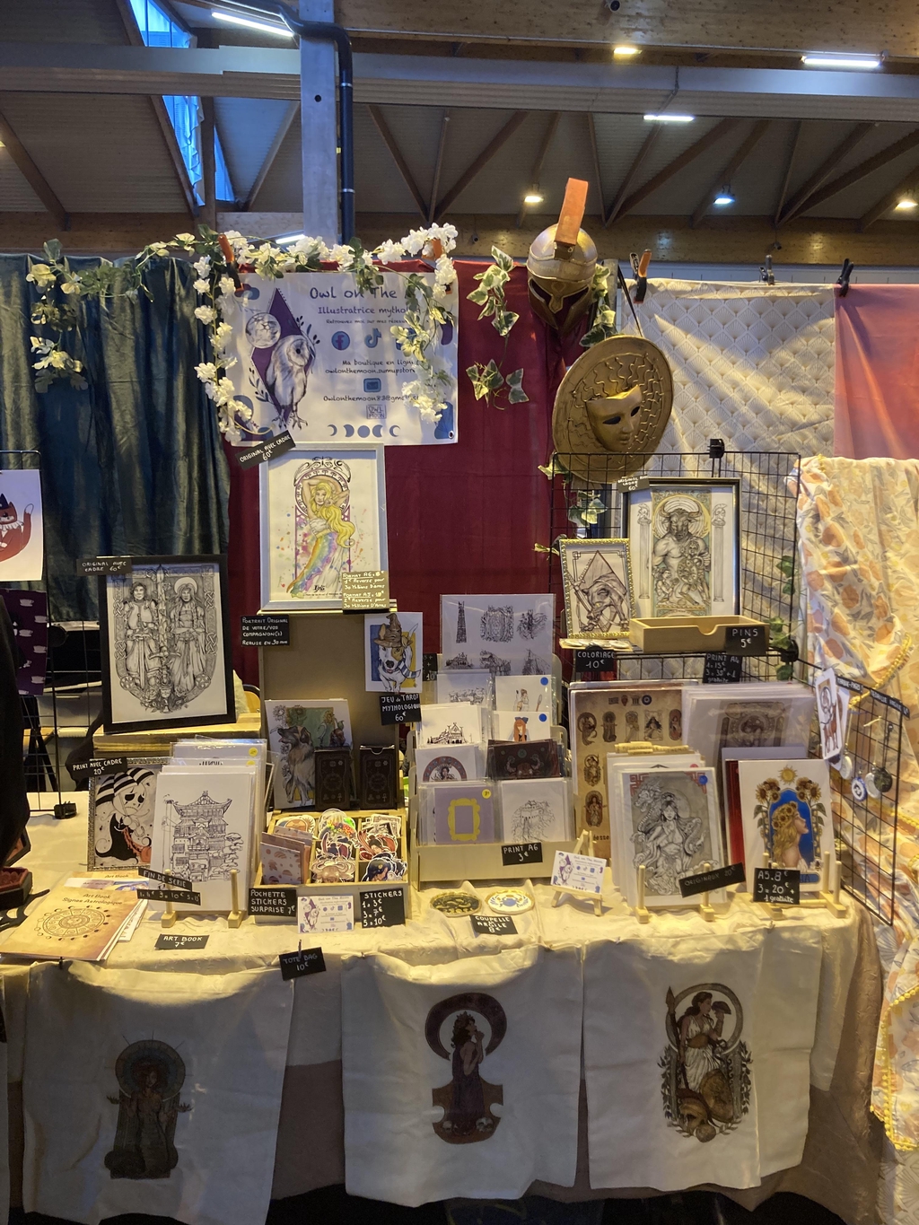     OWL ON THE MOON 

          Illustratrice  Mythologique