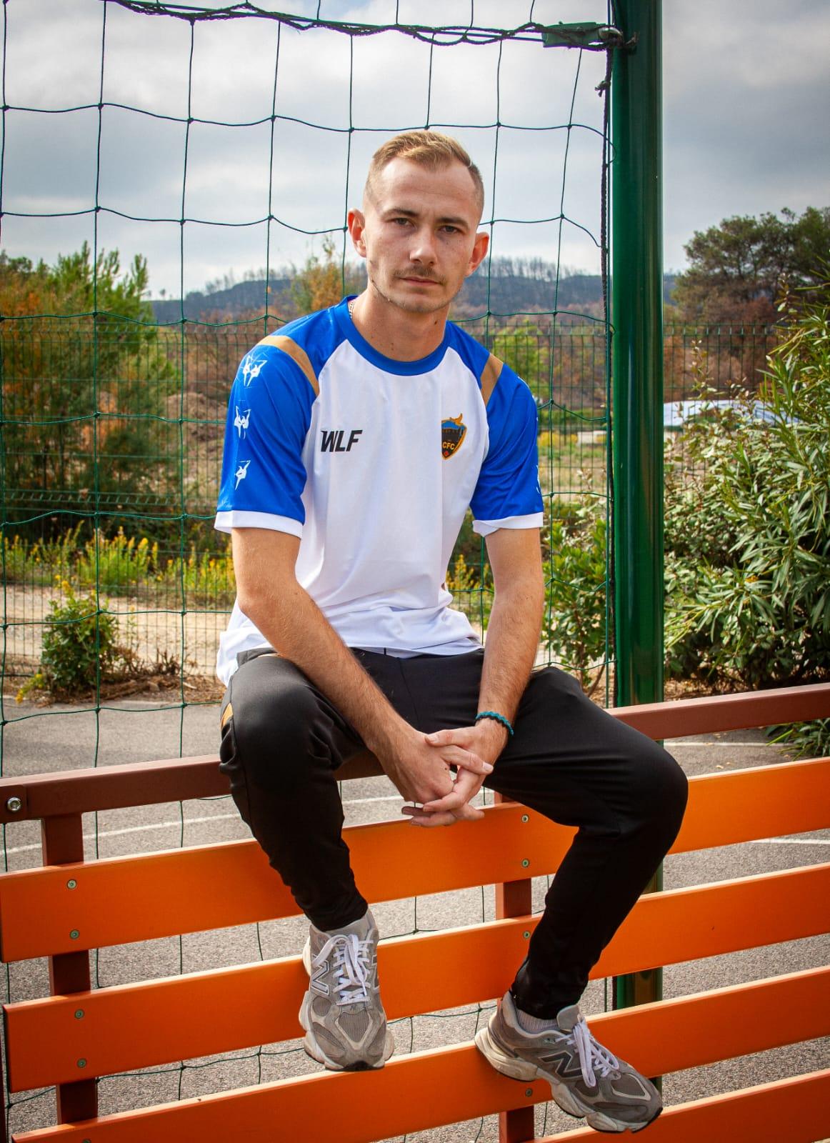 T-shirt Performance Bleu & Blanc : tissu respirant, coupe ajustée et finitions dorées. Un essentiel du sportwear moderne, entre élégance et technicité. Parfait pour l’entraînement ou un look urbain maîtrisé.