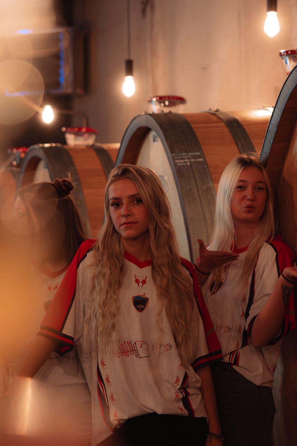 Maillots jersey rouge et blanc : élégance, confort et performance. Le style du football moderne dans chaque détail.