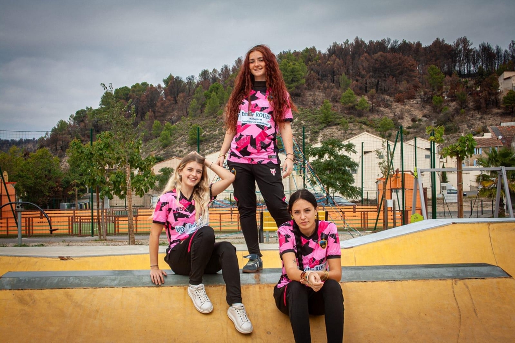 Tenue femme Pink Edition, alliance parfaite entre style et performance. T-shirt camouflage rose et short assorti, conçus pour un look affirmé sur le terrain comme en ville. Matière légère, confort premium et design tendance pour briller avec confiance.