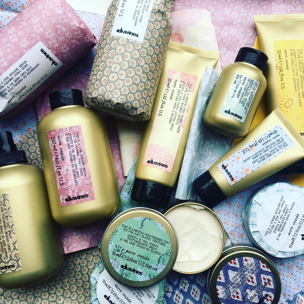 More Inside" trägt die Werte von Nachhaltigkeit, die Davines schon immer vorantreibt. Als Teil des "Zero Impact" LifeGate Projektes, werden sämtliche CO2 Emissionen, die bei der Produktion jedes einzelnen Produktelementes dieser Linie entstehen, durch Wiederaufforstung und Forstschutzmaßnehmen auf der ganzen Welt ausgeglichen. Das für die Verpackung genutzte Papier ist FSC zertifiziert. Es stammt aus nachhaltiger Forstwirtschaft in Übereinstimmungen mit strikten Umwelt-,Sozial-und Wirtschaftsstandards.