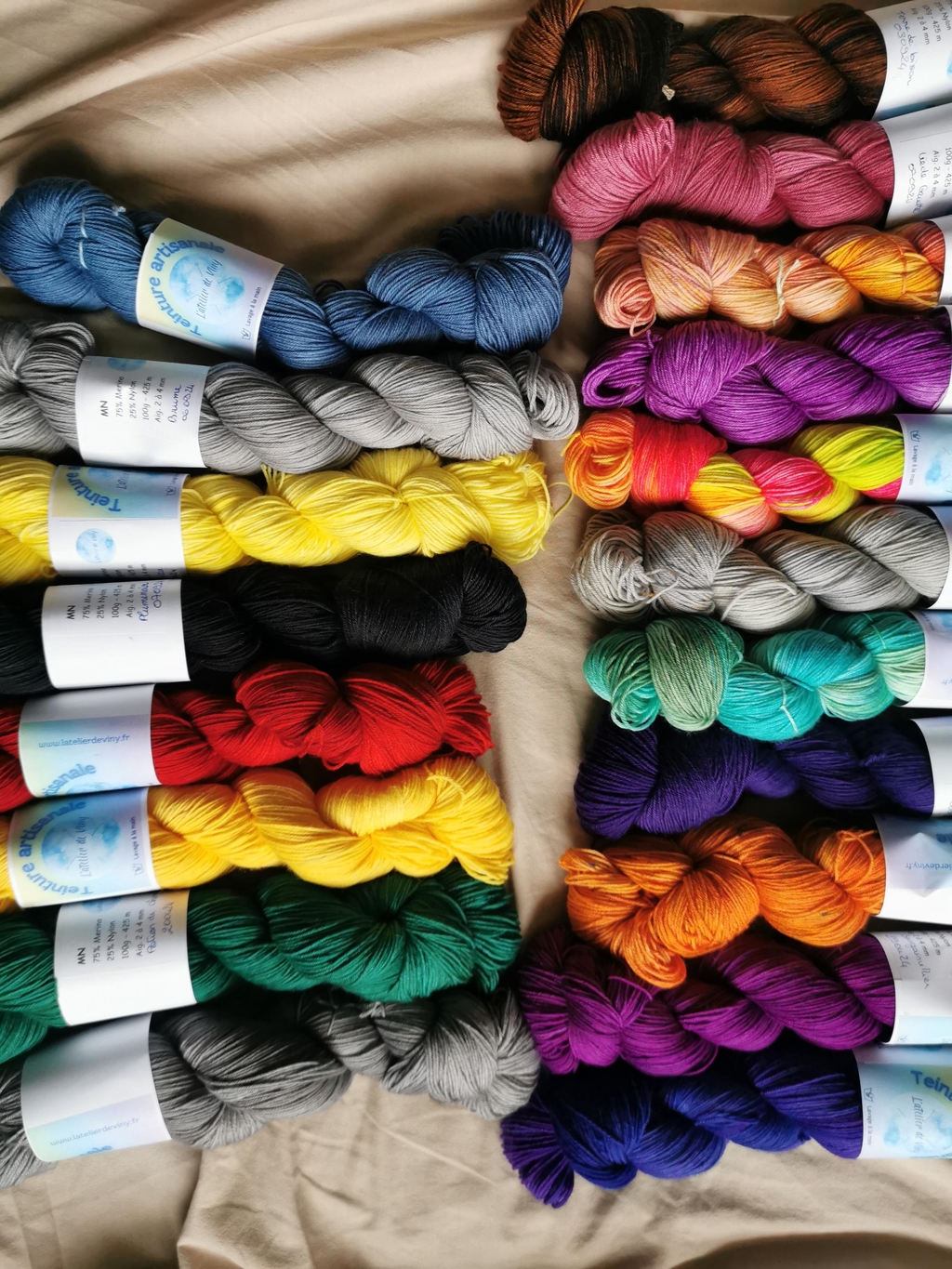 Laines teintes à la main, uniques et créatives, pour éveiller votre passion et votre imagination