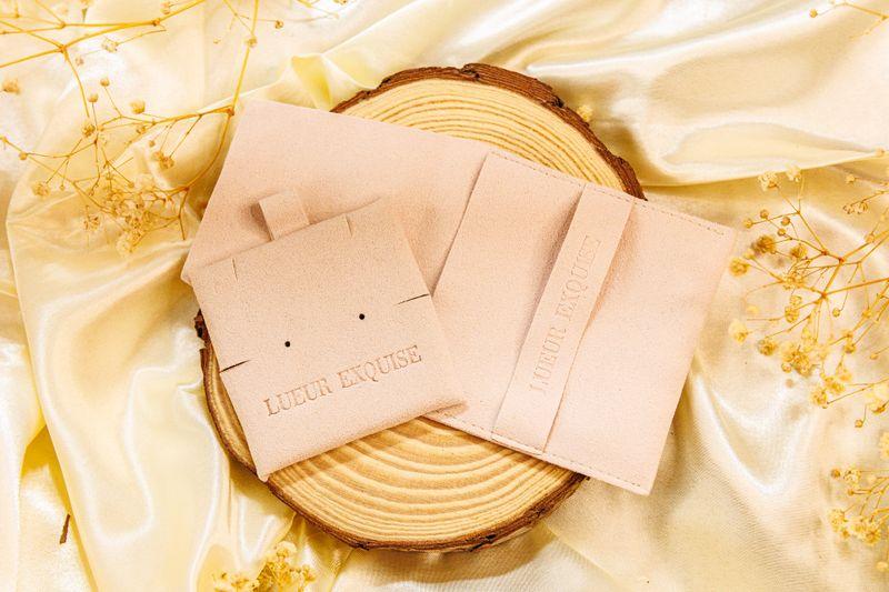 Bienvenue chez Lueur Exquise, nous sélectionnons avec soin des bijoux en acier inoxydable qui allient style, qualité et durabilité. Chaque pièce de notre collection est choisie pour sa brillance et son design intemporel, afin de sublimer votre quotidien.