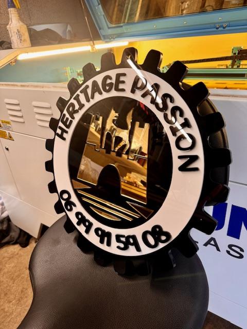 logo en plexiglass découpé au laser