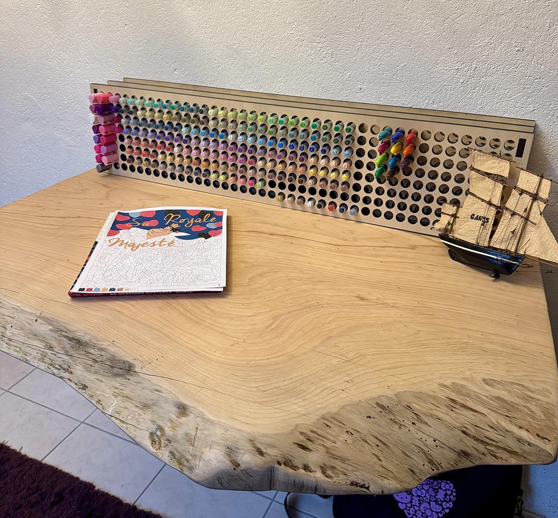 bureau massif et organisateur a feutre pour coloriage