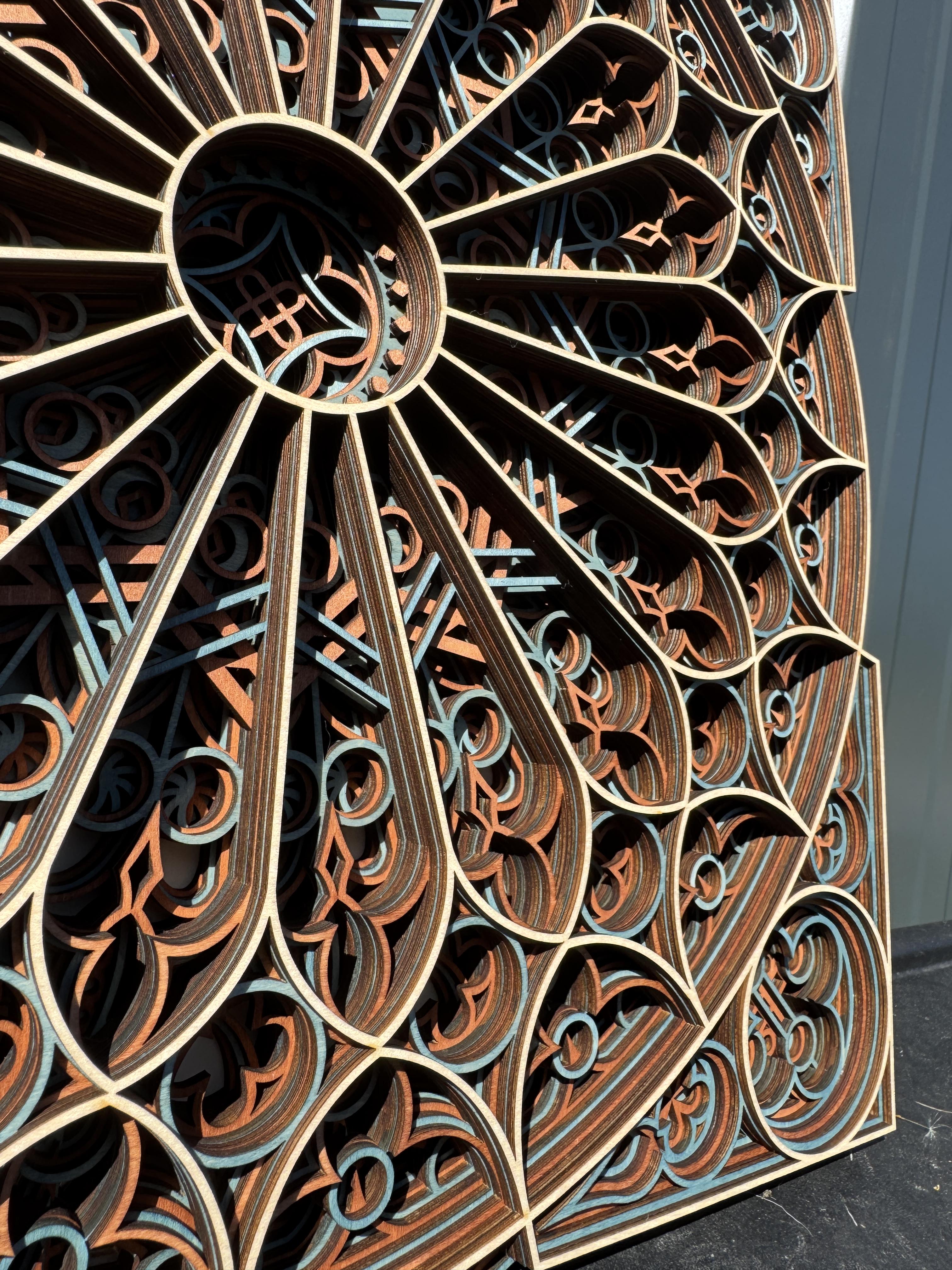 mandala en bois multicouche , découpé au laser , assemblé et peint a la main