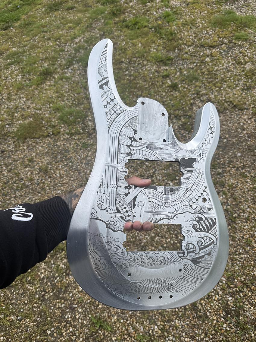 gravure sur corps de guitare basse en alu