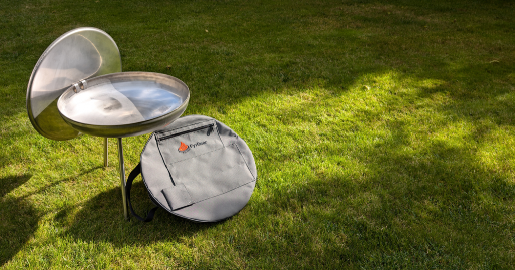 Das FyrBowl-Set (FyrBowl und Tasche) auf einer Wiese