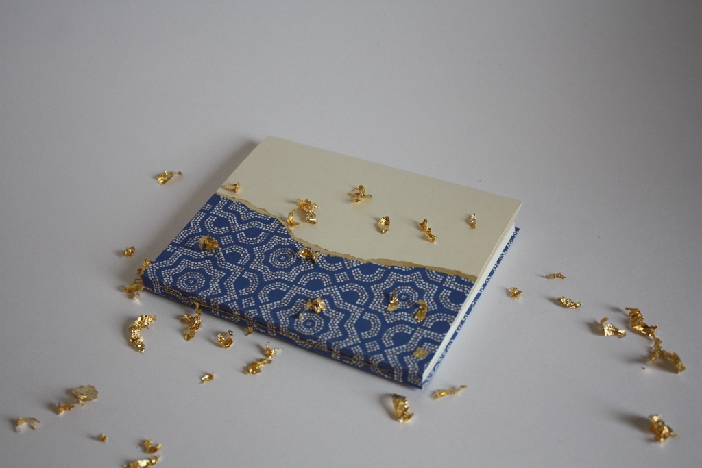 Un carnet kintsugi, une déchirure de papier réhaussée d'or