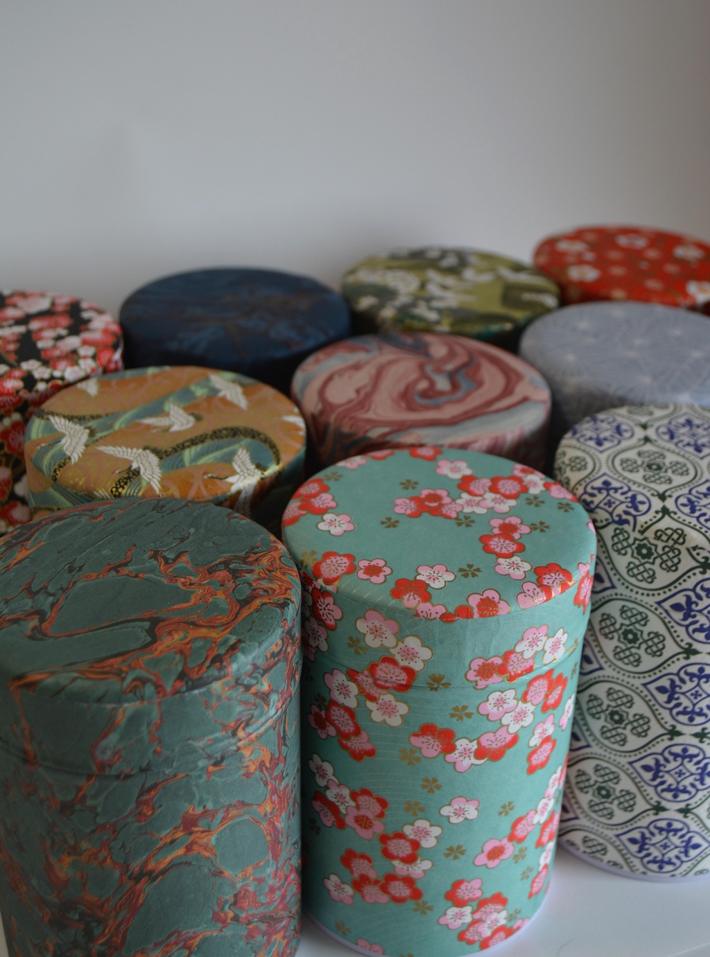 boîtes à thé en métal recouvertes de différents motifs tels que papier japonais et papier marbré