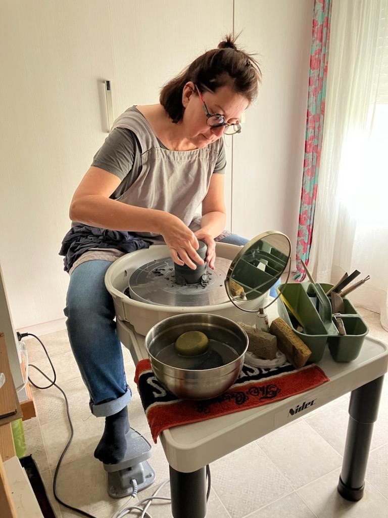 Travail sur le tour dans l'atelier En Chemin Poterie