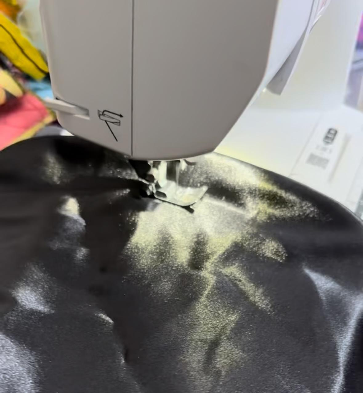Chaque article est confectionné en petite série, avec des tissus soigneusement sélectionnés (satin américain, wax, madras, coton)